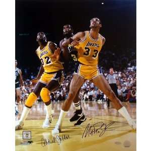  Kareem Abdul Jabbar & Magic Johnson box out 16x20: Sports 
