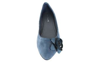   by a trendy flower with a zipper trim. Stylish pointy toe front