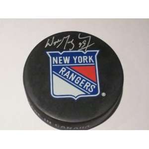WGA  Wayne Gretzky Signed New York Rangers Puck:  Sports 