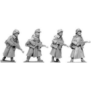   Designs WWII 28mm Late War Germans (Winter) MP44 (4) Toys & Games