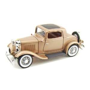  1932 Ford 3 Window Coupe 1/18 Gold: Toys & Games